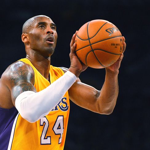 Sacramento Kings v Los Angeles Lakers